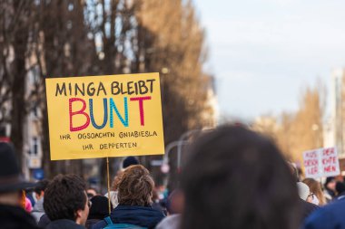 Almanya 'nın Münih kentindeki bir manifastation' da sağ partinin AfD 'sine karşı pankart tutan insanlar.
