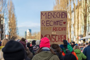 Almanya 'nın Münih kentindeki bir manifastation' da sağ partinin AfD 'sine karşı pankart tutan insanlar.