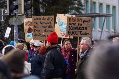 Almanya 'nın Münih kentindeki bir manifastation' da sağ partinin AfD 'sine karşı pankart tutan insanlar.