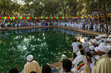 İnsanlar Etiyopya 'nın Gondar kentindeki Fasilides Hamamında Timkat festivalinde bir araya geldiler.