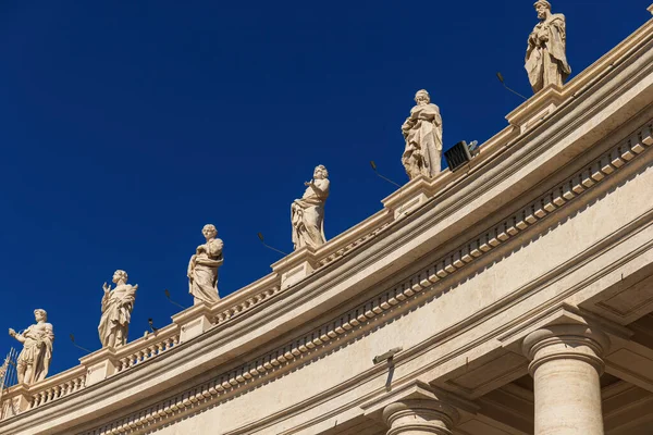 Vatikan St. Peters Meydanı 'ndaki heykeller mavi gökyüzüne karşı