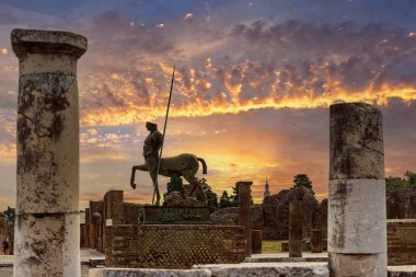 Antik Pompei şehrinin kalıntılarındaki Centaur heykeli.