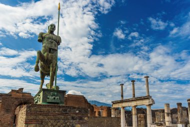 Antik Pompei şehrinin kalıntılarındaki Centaur heykeli.