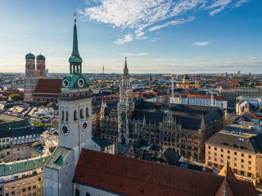 Almanya 'da Marienplatz belediye binası ile Münih silueti