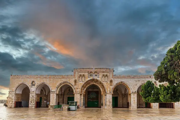 İslam ve Müslümanlar için kutsal bir yer olan Tapınak Dağı 'nın tepesindeki El Aksa Camii. Haram al-Sharif olarak da bilinir..