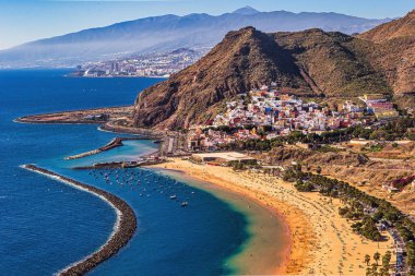 Sahil Las Teresitas, sarı kumlu. Yer: Santa Cruz de Tenerife, Tenerife, Kanarya Adaları.