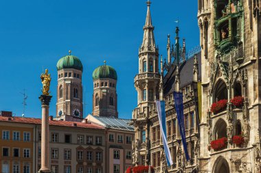 Almanya 'daki Marienplatz belediye binası ile ünlü Münih silueti
