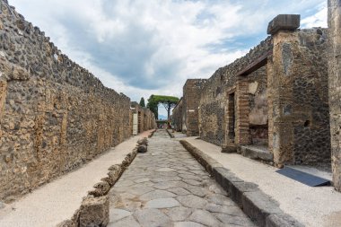 Pompeii 'de terk edilmiş caddenin panoraması