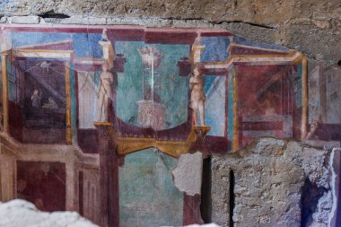 Bir sanat eseri dikdörtgeni binanın tuğla duvarını dekore ederek tuğla işçiliğinin ortasında güzel bir yaratıcılık gösterisi yaratıyor.