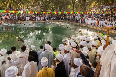 Etiyopyalı kalabalık Etiyopya 'nın Gondar kentindeki Fasilides Hamamında Timkat festivalinde