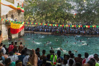 Etiyopyalı kalabalık Etiyopya 'nın Gondar kentindeki Fasilides Hamamında Timkat festivalinde