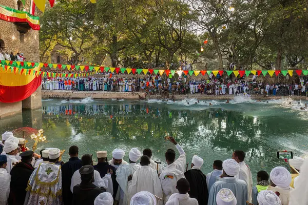 Etiyopyalı kalabalık Etiyopya 'nın Gondar kentindeki Fasilides Hamamında Timkat festivalinde