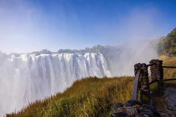 Zambiya tarafındaki ünlü Victoria Şelalesi.