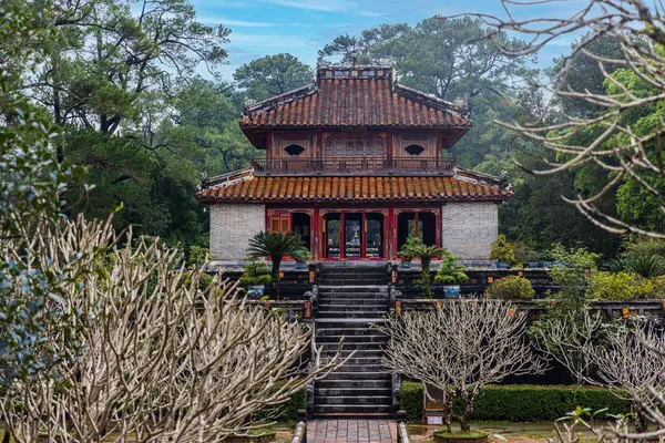 Hue City, Vietnam 'daki İmparatorluk Minh Mang Mezarlığı. Bir UNESCO Dünya Mirası Sitesi. Mavi gökyüzü ile güzel bir gün. Seyahat ve manzara konsepti.