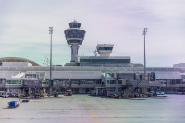 Münih uluslararası havaalanı kontrol kulesi ve terminal modern binaları