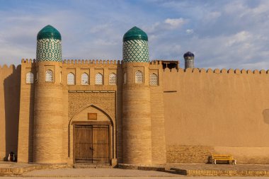 Khiva 'daki geleneksel mimari Kuhna Sandığı' nı gösteriyor.