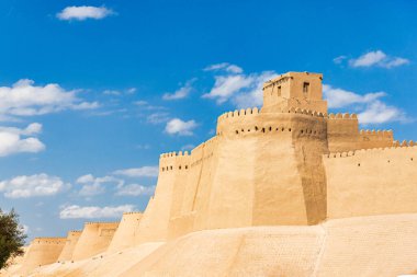 Eski Şehir Khiva 'nın Dış Kale Duvarları, Khorezm Bölgesi. Ichan Kala 'nın dış duvarında antik mezarlar.