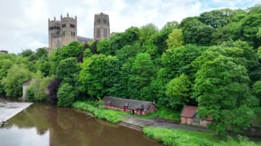 Durham Katedrali, İngiltere 'nin Durham kentinde yer alan bir katedraldir. Durham Şatosu ve Katedrali 1986 yılından bu yana UNESCO 'nun Dünya Mirası Alanıdır. Crane yukarı çık..