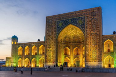 Tilya-Kori Madrasah Registan Meydanı 'nda.
