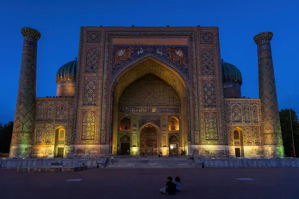 Registan Sher Dor Madrasa, Semerkant 'ın bir parçasıdır.