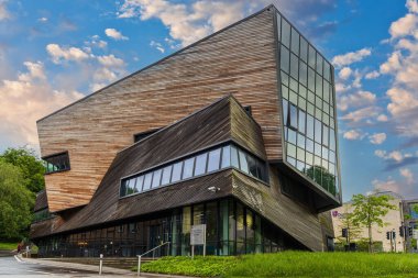 Daniel Libeskind tarafından yaratılan Ogden Temel Fizik Merkezi