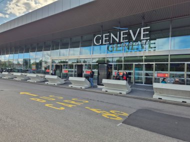 Havalimanı Geneve-Cointrin 'in ana girişi..