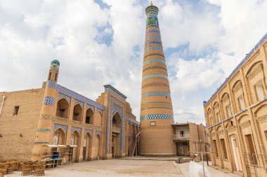 İslam Khodja Minaresi, Khiva şehrinin duvarlarla çevrili iç kasabası Itchan Kala 'da.