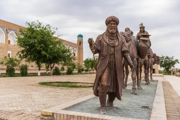 Özbek hükümdar Muhammed Aminkhan 'ın Madrasah yakınlarındaki İchan Kala kalesindeki İpek Yolu' ndaki kervan.