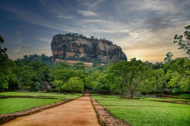 Sigirya Kayası ya da Lion Rock eski bir kale ve UNESCO Dünya Mirası Alanı 'dır.