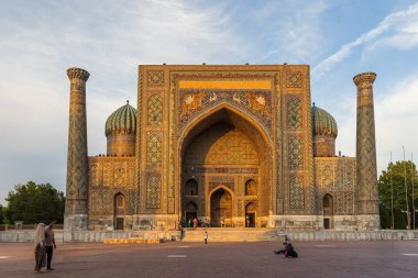 Semerkand 'ın Registan Meydanı' ndaki Majestic Sher-Dor Madrasah cephesi İslam sanatında hayvan temsilciliğine ve UNESCO miras sitesine nadir bir örnektir..