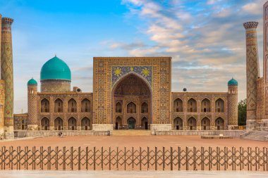 Semerkand 'daki Registan Meydanı' nda Tilya-Kori Madrasah veya Tilla-Kari