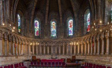 Durham Katedrali Bölüm Evi. Kamuoyuna nadiren açıktır. 2002 'de Harry Potter ve Sırlar Odası' nda Profesör McGonagalls 'ın sınıfını filme alırdı..
