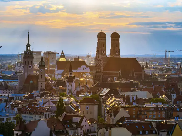Münih Frauenkirche sıcak yaz akşamı ışığında