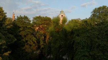 Mullersches Volksbad 'ın dışında, Isar nehrinde bulunan kapalı bir yüzme havuzu.
