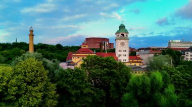 Mullersches Volksbad 'ın dışında, Isar nehrinde bulunan kapalı bir yüzme havuzu.