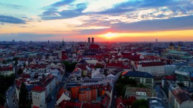 Münih 'in ana simgesi olan Münih Katedrali Frauenkirche' in havadan görünüşü.