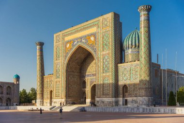 Semerkand 'ın Registan Meydanı' ndaki Majestic Sher-Dor Madrasah cephesi İslam sanatında hayvan temsilciliğine ve UNESCO miras sitesine nadir bir örnektir..