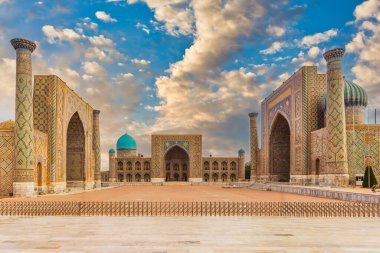 Gündoğumunda üç medrese sahip Registan Meydanı