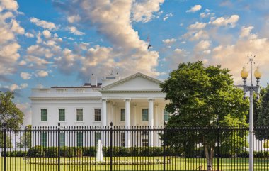Beyaz Saray 'ın panoramik manzarası, Amerika Birleşik Devletleri' nin federal başkenti Washington DC 'de bulunan Amerikan başkanının ikamet ve iş yeri..