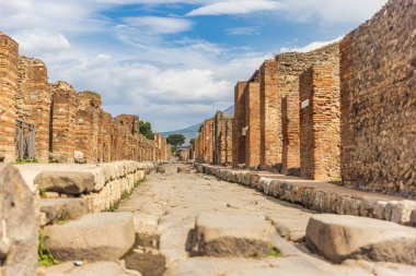 Ünlü antik Pompeii şehri, Napoli yakınlarındaki Scavi di Pompei. Antik Pompeii 'deki patika ve harabeler