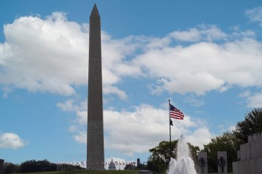 Washington Anıtı ve Senato arkasında ABD bayraklarıyla