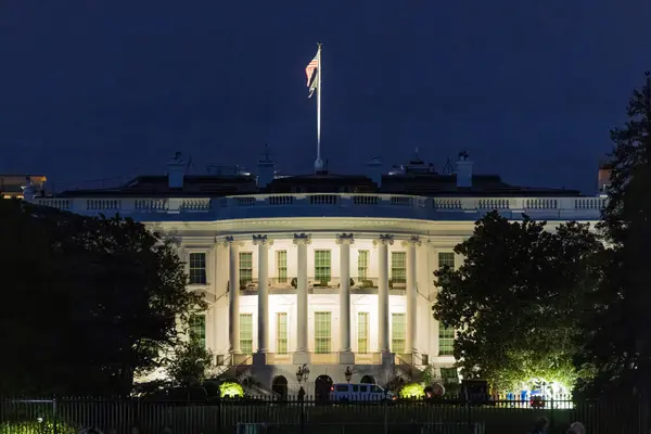 Beyaz Saray 'ın panoramik manzarası, Amerika Birleşik Devletleri' nin federal başkenti Washington DC 'de bulunan Amerikan başkanının ikamet ve iş yeri..