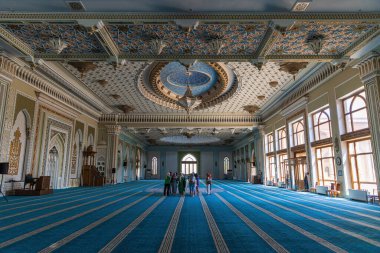 Özbekistan 'ın Taşkent kentindeki Hazrati İmam Dini Merkezi' nin zengin iç mekanı. Büyük salon, zarif İslami sanatları yansıtan karmaşık desenlerle dolu zengin bir tavana sahip..