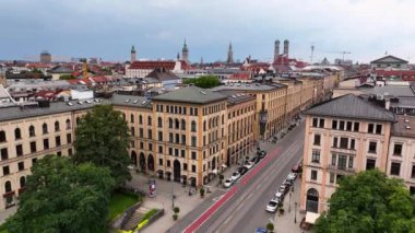 Münih 'teki Maximilianstrasse' nin panoramik hava görüntüsü. Uzaktaki ünlü simgeler