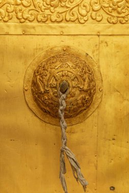 Himalaya yaldızlı kapı tokmağını kapat