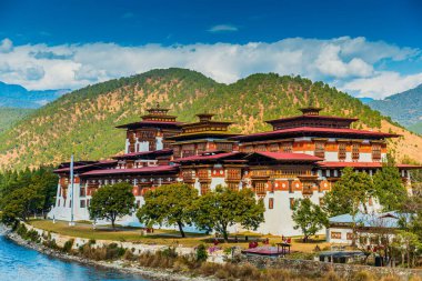 Bhutan 'daki Mo Chhu nehri ile Punakha Dzong