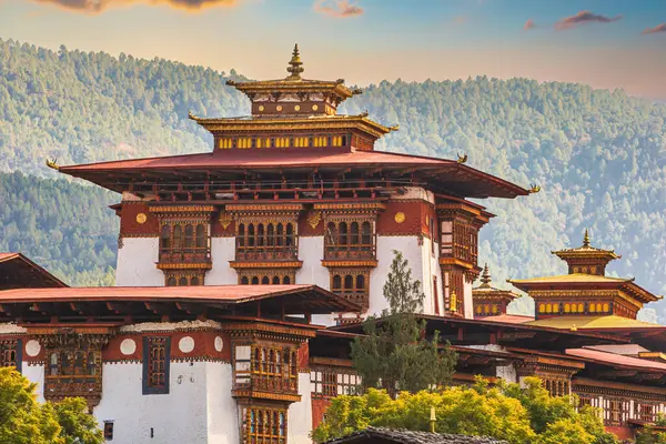 Punakha Dzong Bhutan 'daki Mo Chhu nehri ile gün batımında