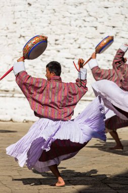 Keşişler Trongsa Dzong kırsalındaki Tsechu festivalinde Ölüm Tanrısı 'nda iblislerin dansını prova ediyorlar..