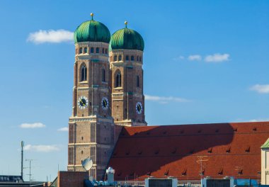 Münih 'teki kilisemizin iki kulesi.