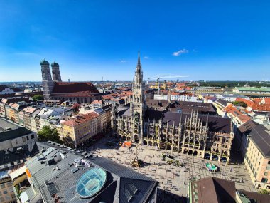 Münih Almanya, Marienplatz 'da yüksek açılı panorama şehri silueti yeni belediye binası meydanı. 